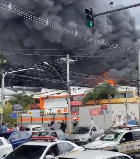 Escola é evacuada após incêndio em depósito de embalagens em Canoas