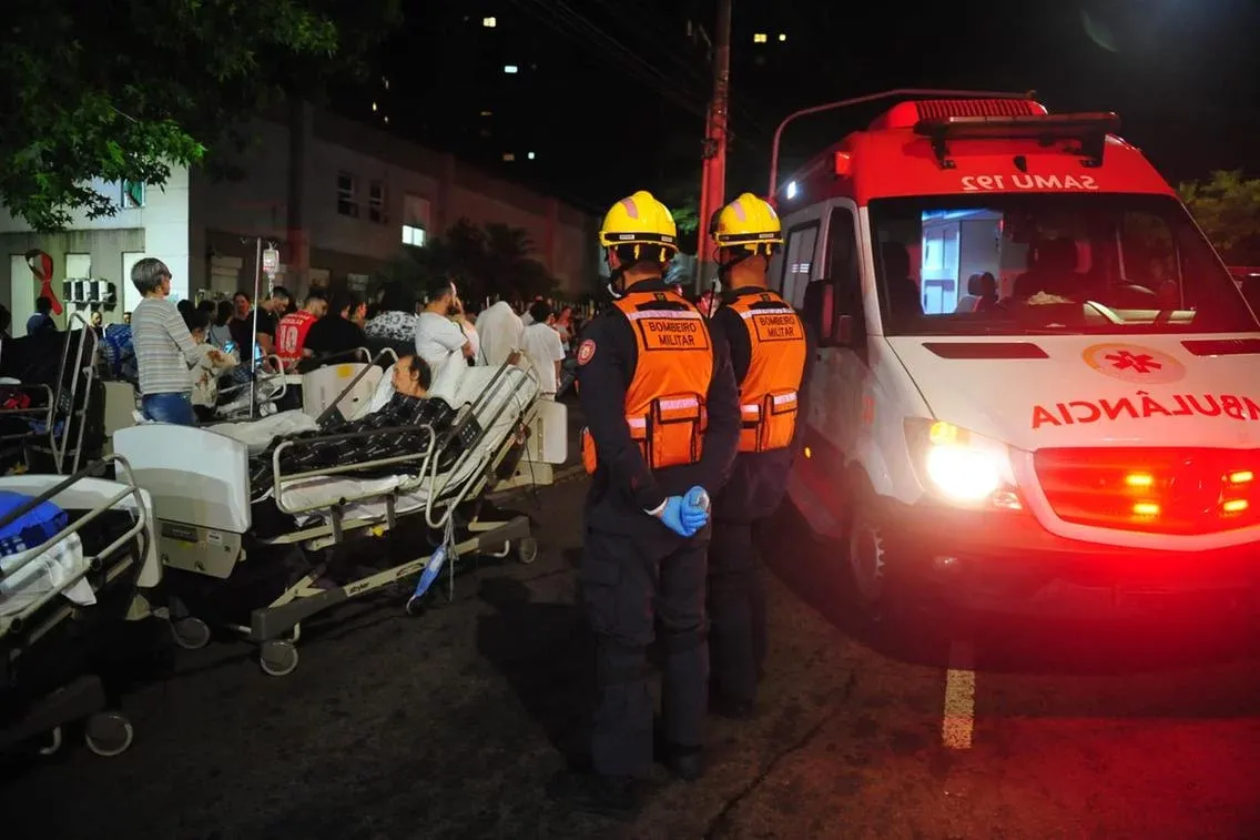 Evacuação de pacientes e operações de rescaldo em hospital de Porto Alegre