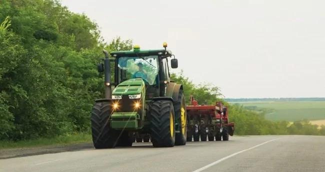 Máquinas agrícolas devem ter registro no Renagro para trafegar em rodovias