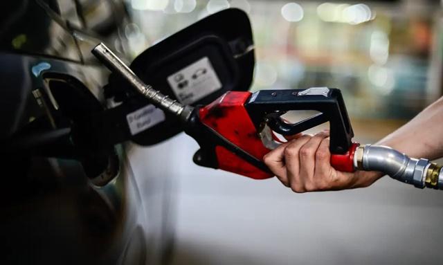 Petrobras anuncia redução no preço do diesel para distribuidoras na sexta-feira
