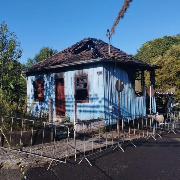 Corpo carbonizado continua sem identificação no IML de Concórdia