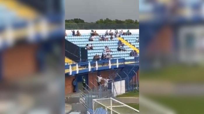 Durante partida contra a Chape torcedores do Avaí imitam avião