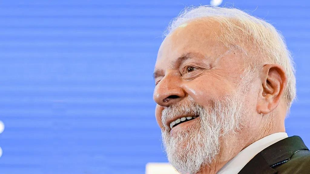 Apoio do Governo à Isenção para Templos: Estratégia Política