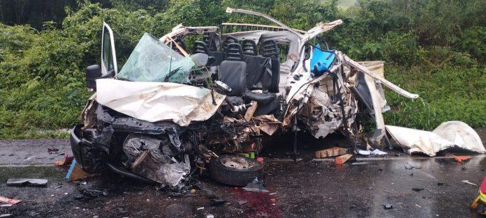 Utilitário e carreta colidem na BR-153