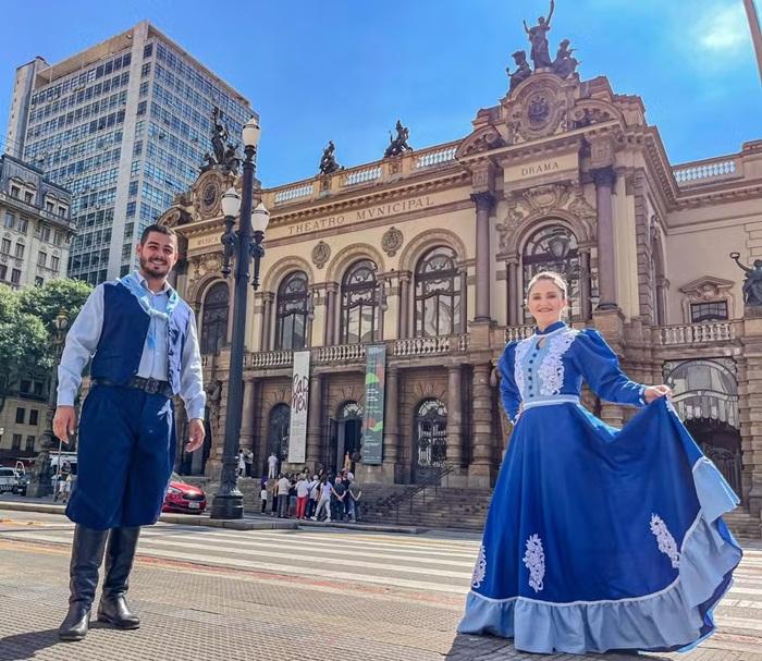 Casal do RS pilchado afirma ter sido barrado no Theatro Municipal de SP por estar 