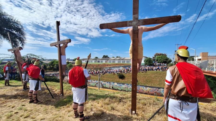 Paixão de Cristo reúne centenas de pessoas no bairro São Vicente de Paulo em Encenação comovente