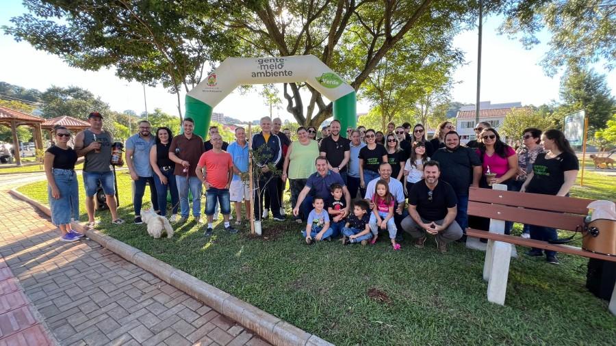 Prefeitura entrega nova praça renovada à comunidade