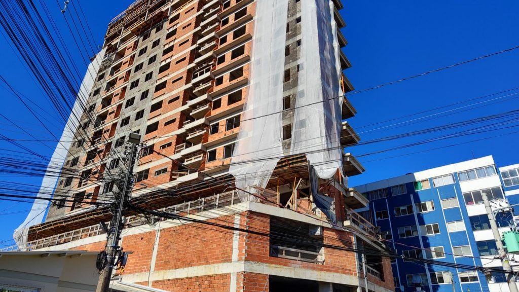 Três homens ficam feridos após queda de andaime em Passo Fundo