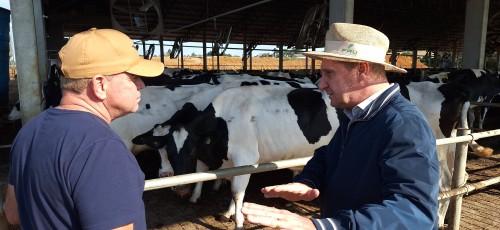 Prefeitura promove incentivo à produção de leite e sucessão familiar