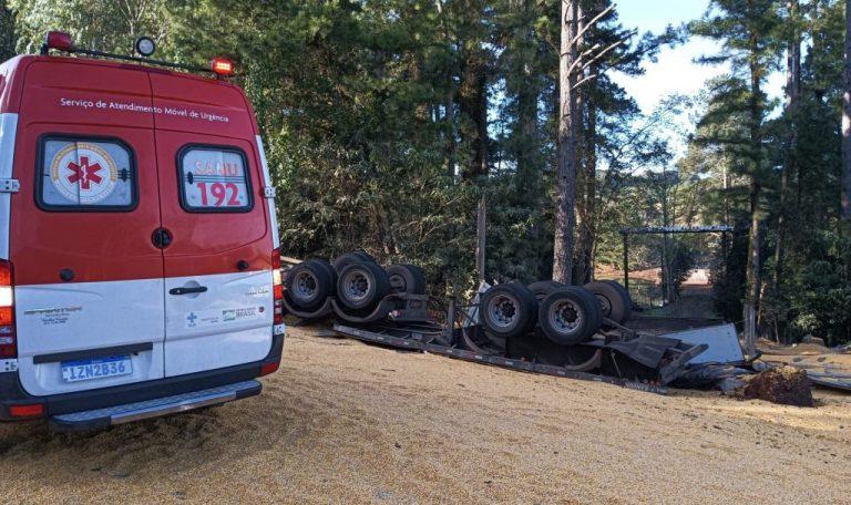 Carreta tomba entre Passo Fundo e Marau