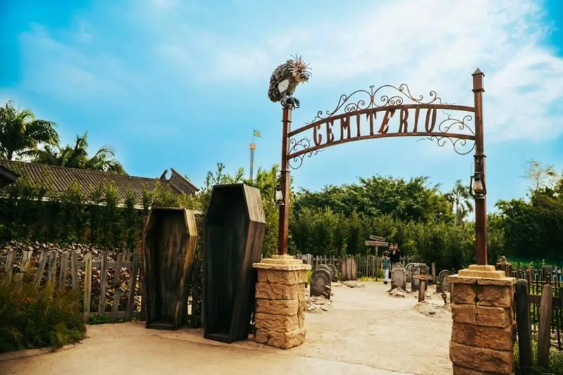 Conheça o fumódromo com temática de cemitério no Beto Carrero