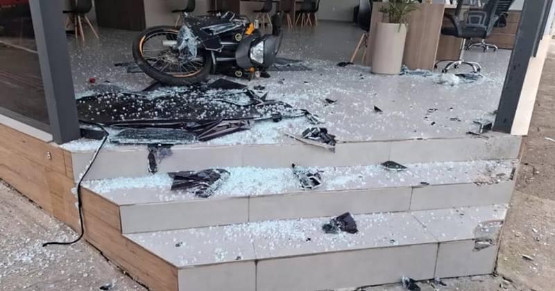 Moto invade estabelecimento após acidente de trânsito no RS