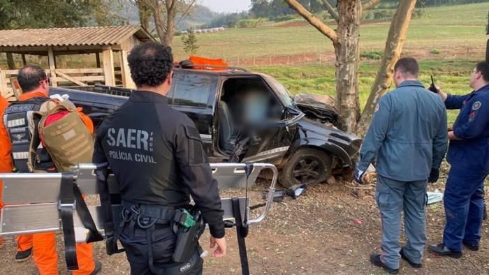 Motorista morre e crianças ficam feridas em acidente com árvore na SC-283