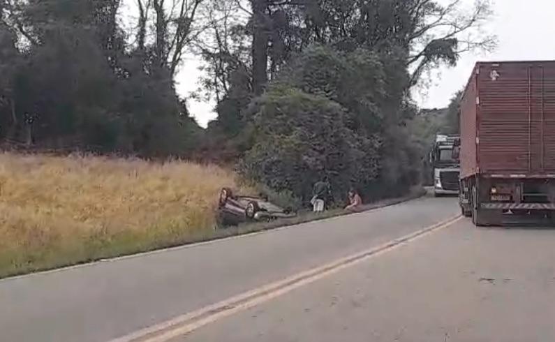 Capotamento ocorre na ERS-135, em Sertão