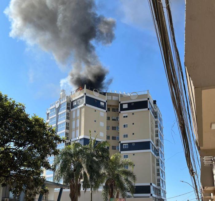 Cobertura de prédio é atingida por incêndio em Carazinho