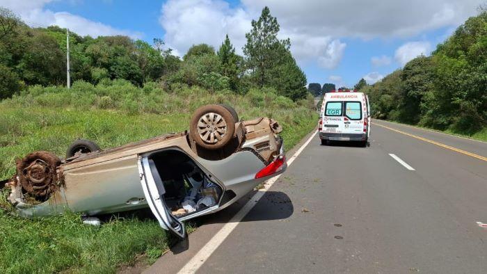 Mulher fica ferida em capotamento na ERS-135 entre Passo Fundo e Coxilha
