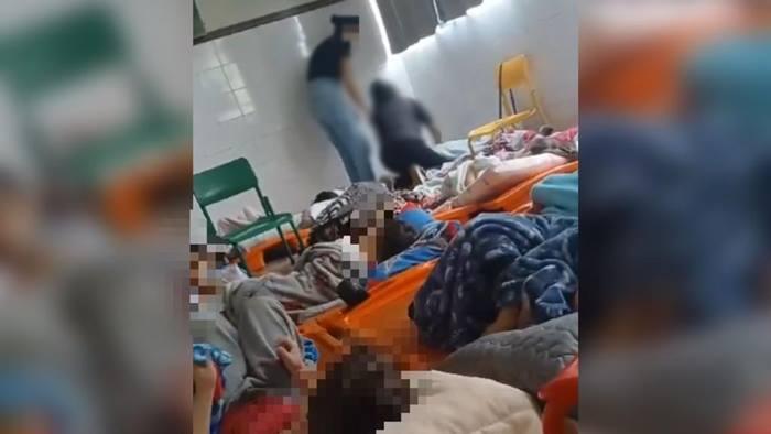 Professora é flagrada sufocando criança com coberta na hora da soneca