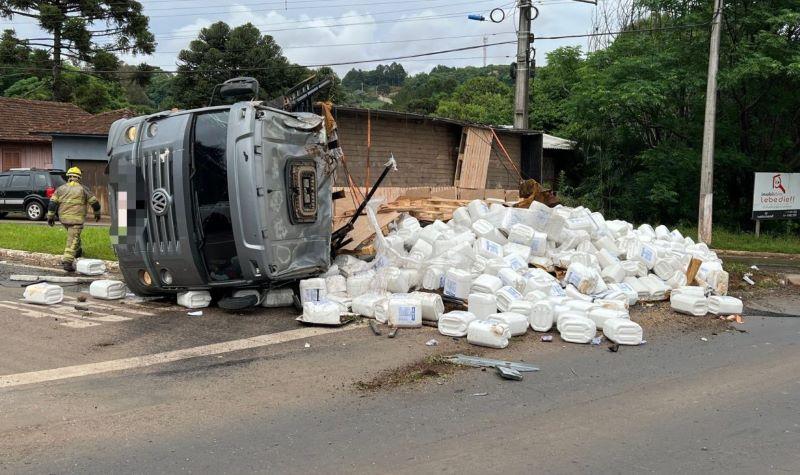 Caminhão Tomba no Trevo Norte de Getúlio Vargas