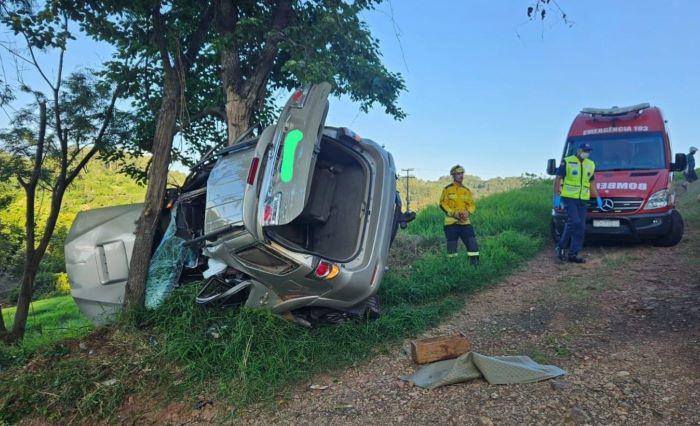 Carro fica destruído e uma pessoa morre em colisão com árvore