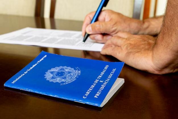 Governo do RS abre seleção para 2 mil vagas temporárias com salários de até R$ 10,8 mil