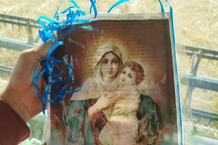 Imagem de santa lançada com balões em 2018 é encontrada após seis anos no RS