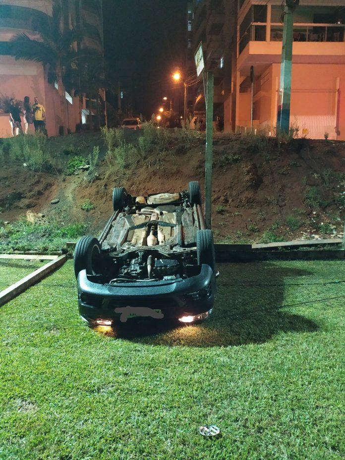 Idoso fica ferido em acidente após veículo capotar em Piratuba