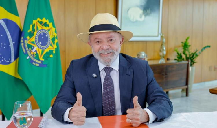 Lula sanciona lei que proíbe uso de celulares em escolas
