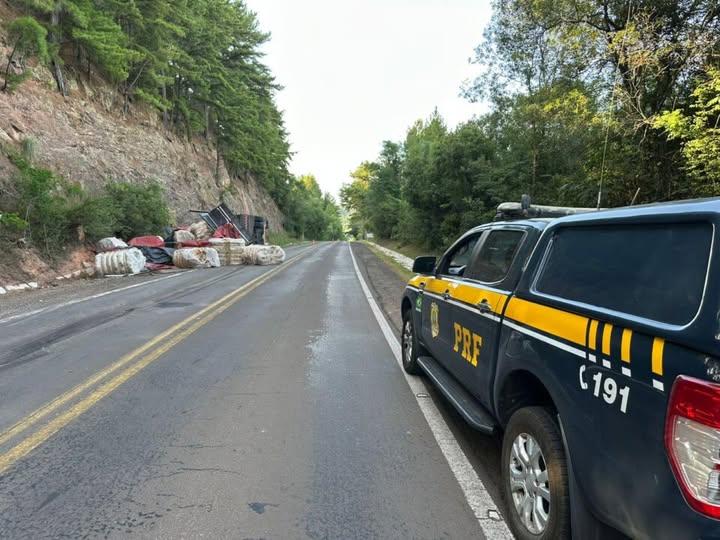 Tombamento de carreta na BR-287 em Santiago deixa motorista ferido
