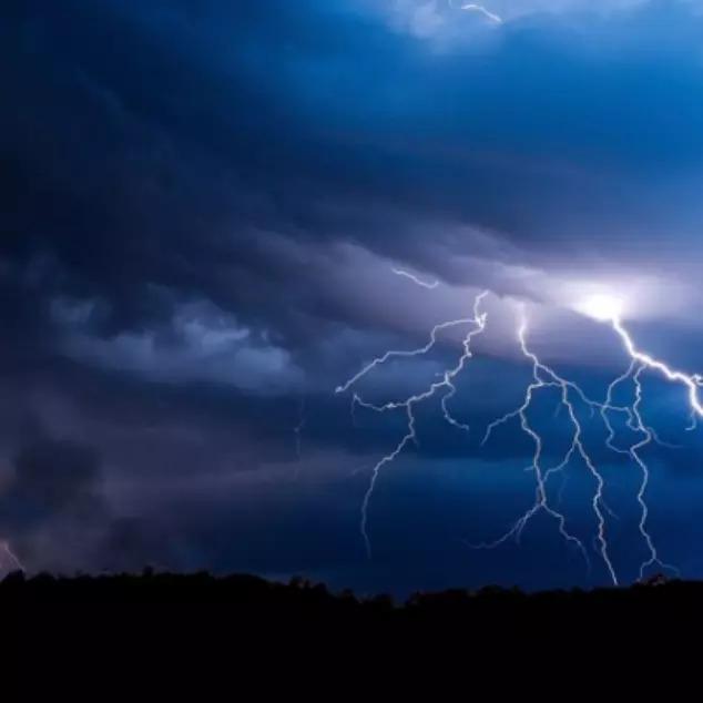 Frente fria traz chuva intensa e risco de temporais no RS
