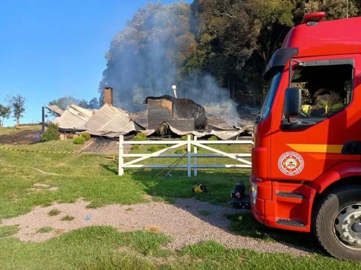Homem é encontrado morto após incêndio residencial em Ipê