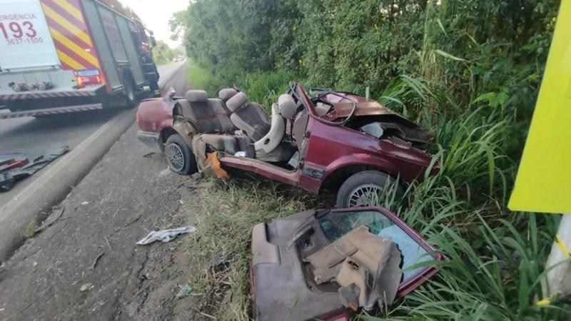 Homem morre em colisão entre carro e caminhão na ERS-452