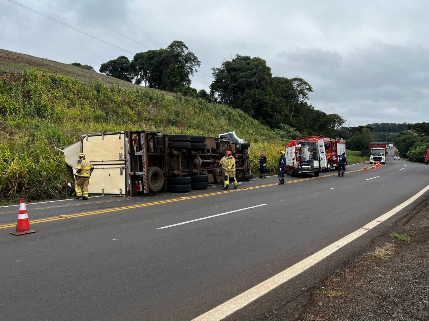 Caminhão tomba na ERS-135, em Getúlio Vargas