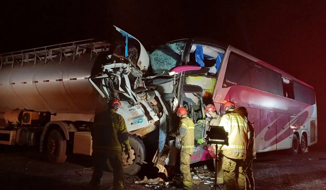 Colisão frontal entre caminhão e ônibus deixa três mortos na BR-272