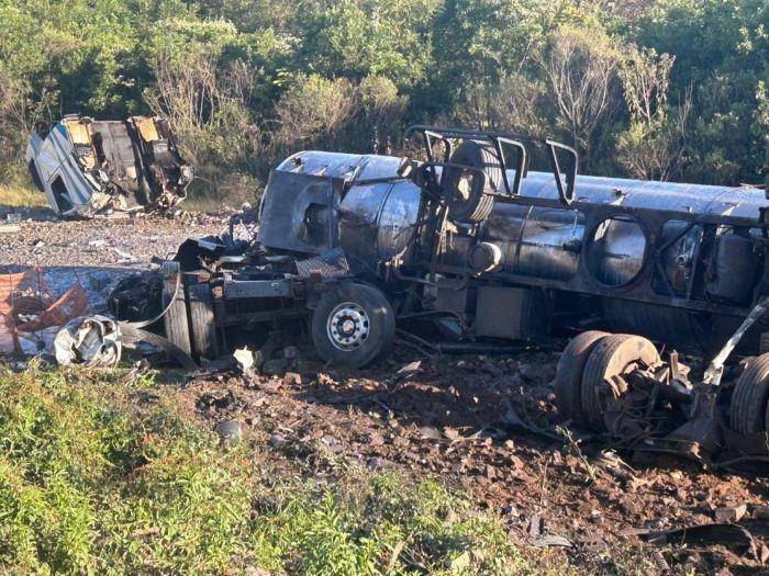 Grave acidente envolve carreta, caminhão e camionete na BR-386, em Soledade