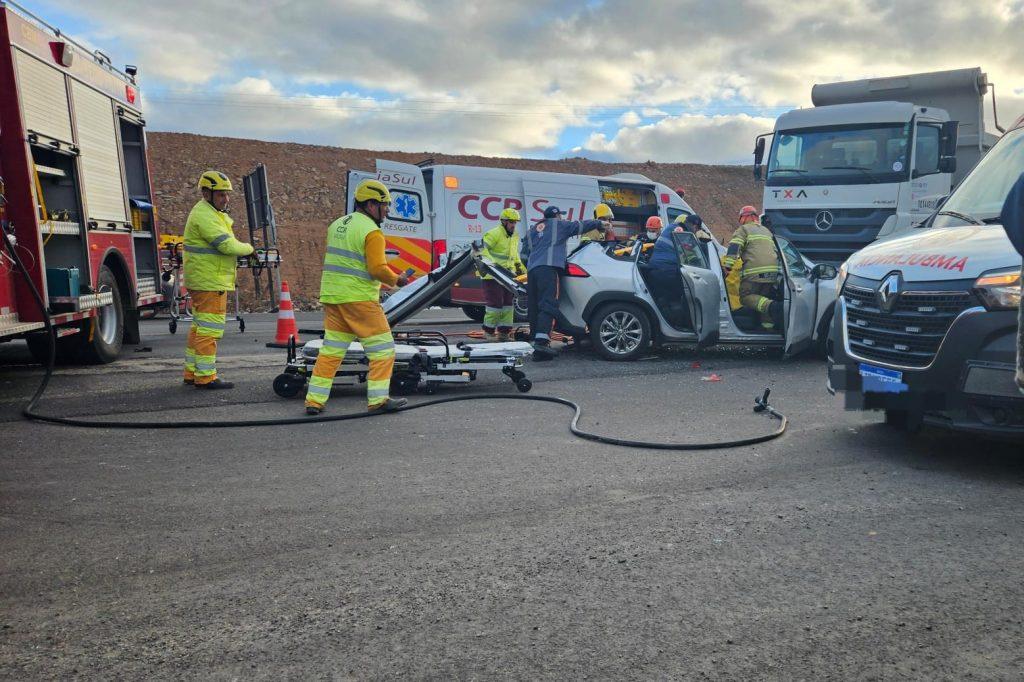 Grave colisão entre carro e caminhão deixa dois feridos na BR-386 em Soledade