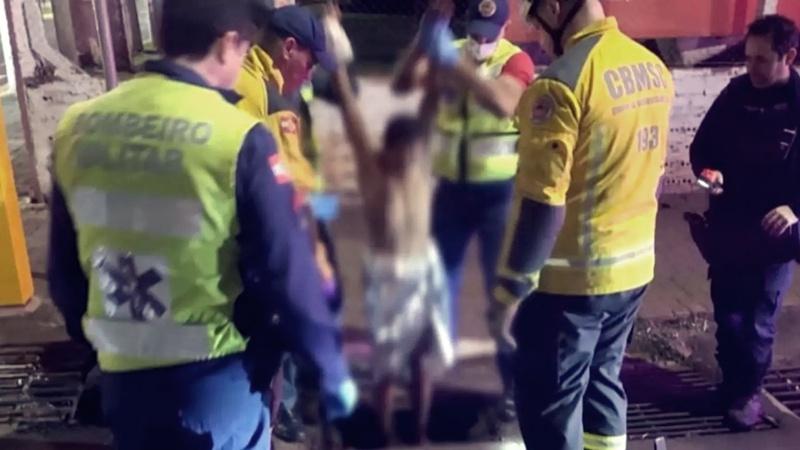 Homem é resgatado nu de bueiro após pedir socorro em Chapecó