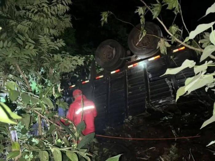 Motorista morre após caminhão cair em barranco de mais de 100 metros em Candelária