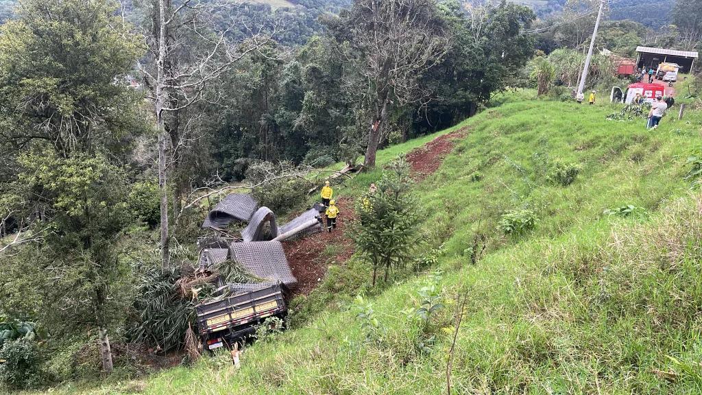 Motorista morre após caminhão sair da pista e cair em ribanceira em Seara