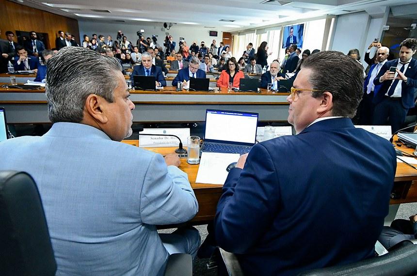 Senadores cobram ministro por respostas a fraudes contra aposentados do INSS