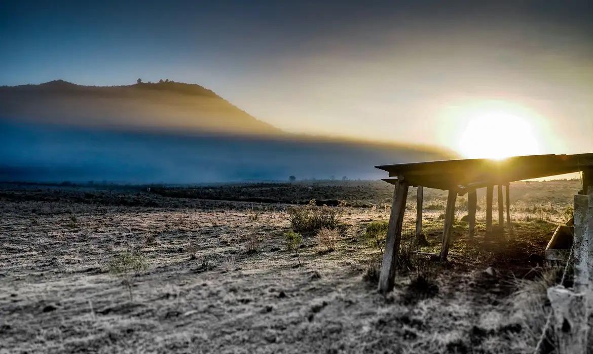 Frio intenso ao amanhecer e retorno da chuva marcam a quarta-feira no RS