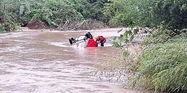 Uma pessoa morre após carro ser arrastado por correnteza em Candelária; buscas seguem por outro ocupante