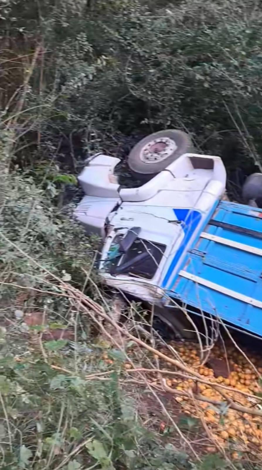 Caminhão carregado com laranjas tomba após desviar de moto em Trindade do Sul