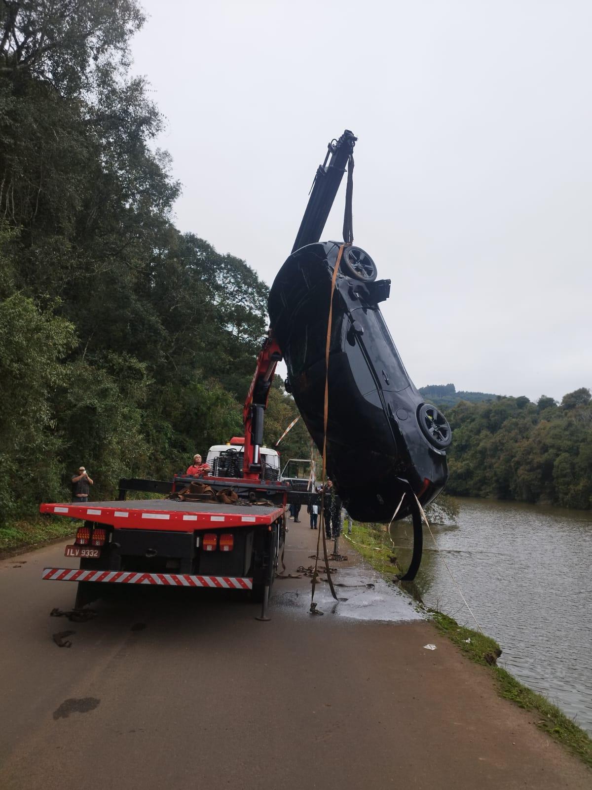 Carro cai dentro do Rio Uruguai em Aratiba