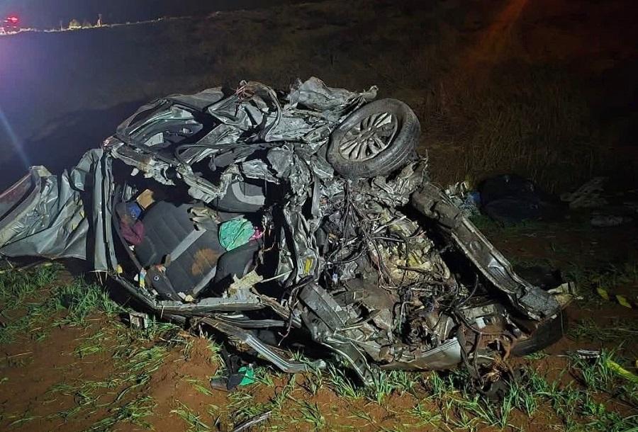 Colisão frontal entre carro e carreta deixa cinco mortos, incluindo duas crianças, na PRC-280