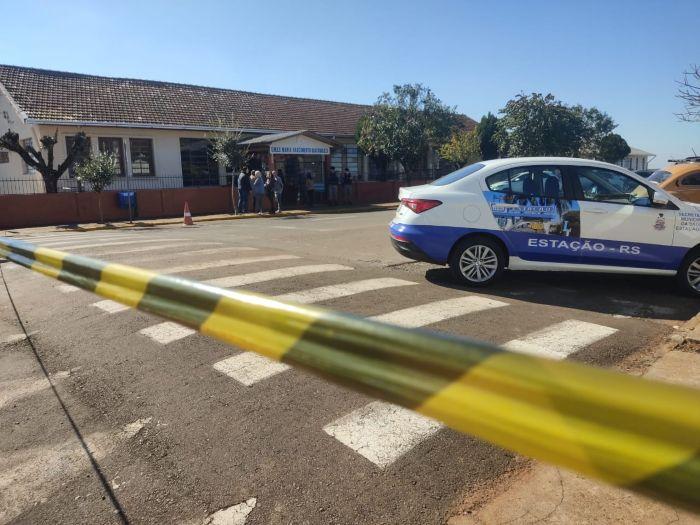 Homem invade escola e fere crianças com faca em Estação