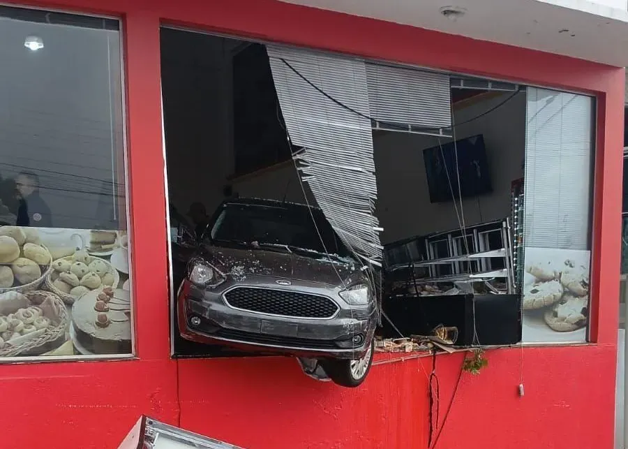 Idoso perde controle e carro invade padaria no RS, deixando três feridos