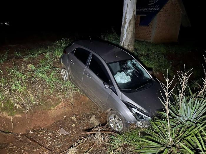 Carro sai da pista e cai em vala na ERS-475, em Ipiranga do Sul