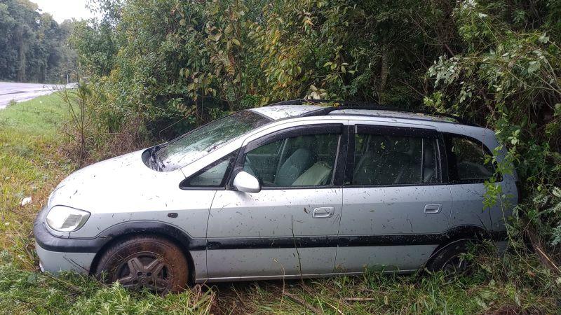 Carro sai da pista e colide na BR-480 em Barão de Cotegipe