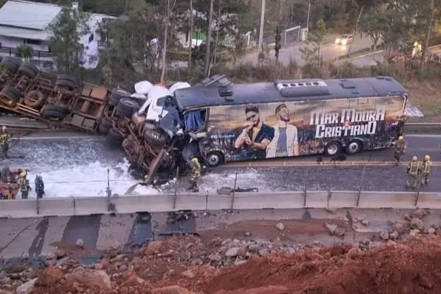 Colisão frontal entre carreta e ônibus deixa dois mortos e quatro feridos na ERS-122, em Caxias do Sul