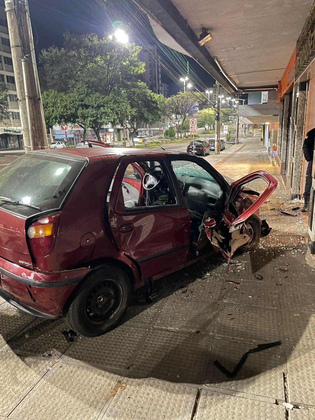Homem fica preso nas ferragens em grave acidente no Centro de Erechim